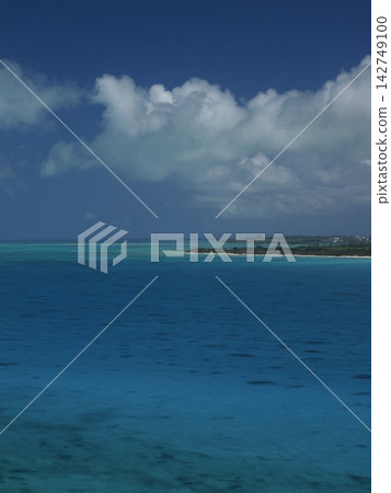 Emerald green water and a dynamic blue sky. A breathtakingly clear image captured from Kurima Island, Okinawa. 142749100