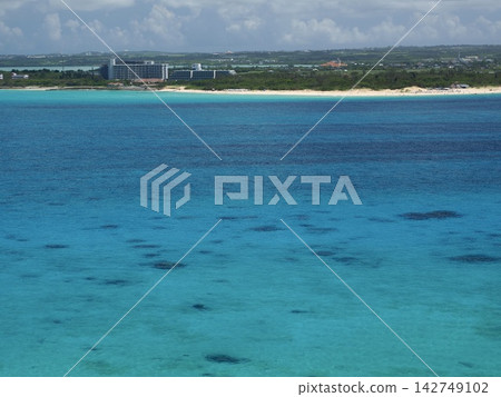 Yonaha Maehama Beach stretches out on the opposite shore! The exquisite Miyako Blue can be seen from Ryugu Observatory. 142749102