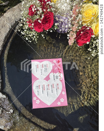 浮在水面上的花 浮在水面上的花 142749428