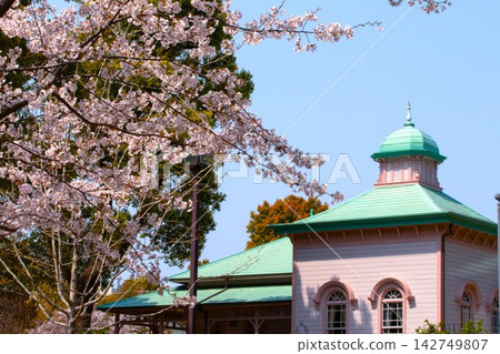 一座西式建築在蔚藍的春日天空下格外醒目。 一座西式建築在蔚藍的春日天空下格外醒目。 142749807