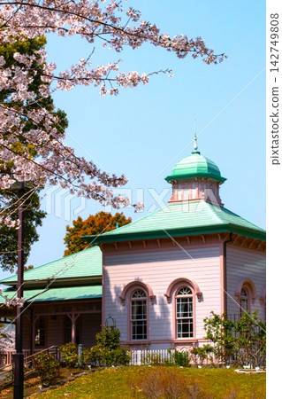 一座西式建築在蔚藍的春日天空下格外醒目。 一座西式建築在蔚藍的春日天空下格外醒目。 142749808