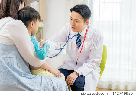 Pregnant women receiving medical examination 142749959