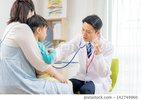 Pregnant women receiving medical examination 142749960