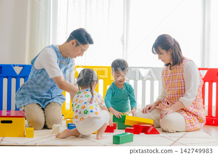 幼兒園的孩子和孩子一起玩 142749983