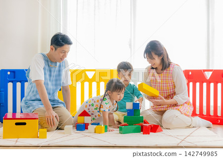 幼兒園的孩子和孩子一起玩 142749985