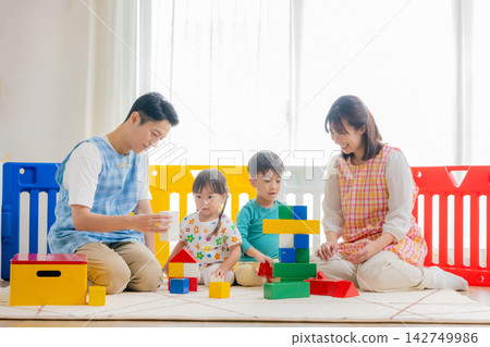 幼兒園的孩子和孩子一起玩 142749986
