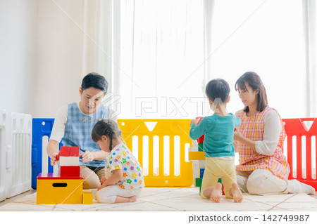 幼兒園的孩子和孩子一起玩 142749987