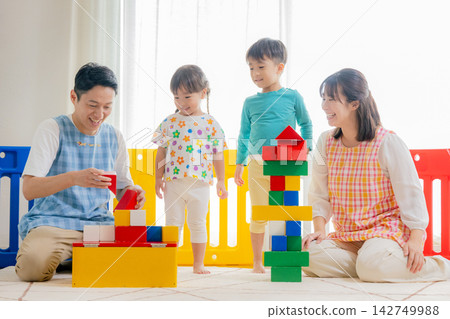 幼兒園的孩子和孩子一起玩 142749988