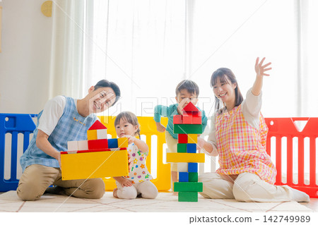 幼兒園的孩子和孩子一起玩 142749989