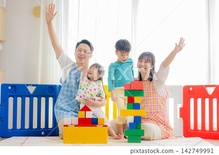 幼兒園的孩子和孩子一起玩 142749991