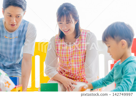 孩子們在幼兒園玩 142749997