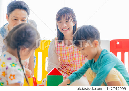 孩子們在幼兒園玩 142749999