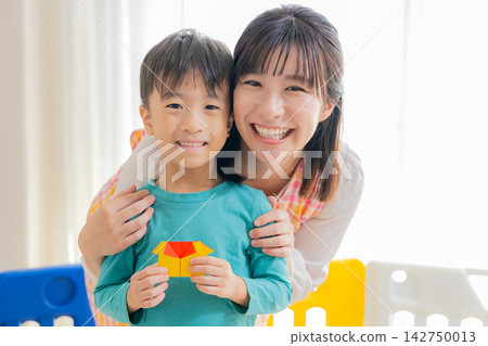 兒童和幼兒園老師 142750013
