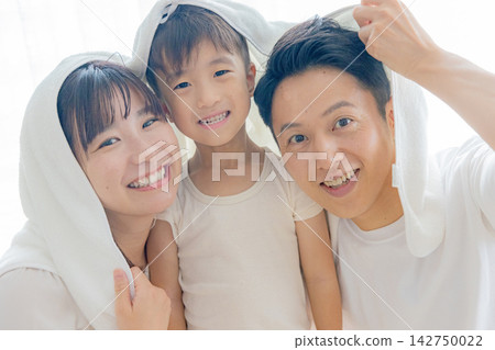 一個擁抱著微笑的家庭 142750022