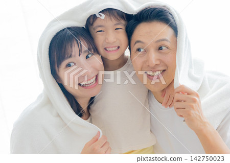一個擁抱著微笑的家庭 142750023