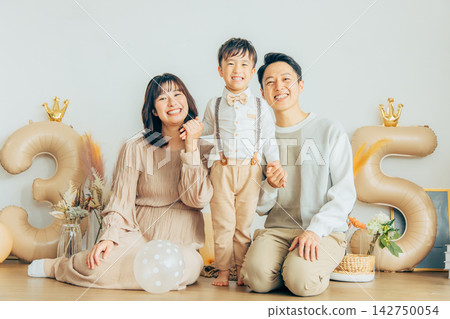 時尚的家庭照片 142750054