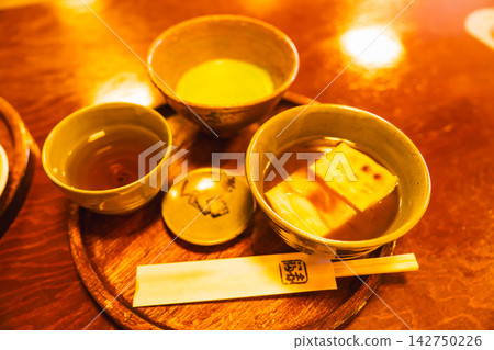 我在伊勢神宮附近的一家咖啡館享用了美味的奶油蘇打水和蛋糕。 142750226