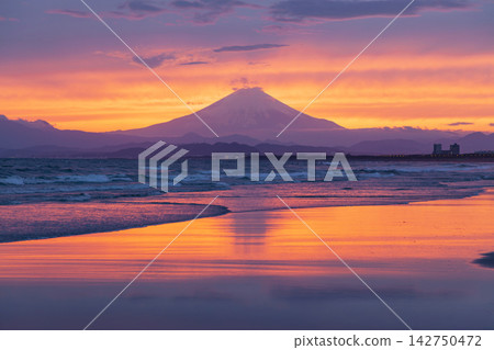 Shonan Kugenuma Beach: Mount Fuji and the sunset sky Shonan Kugenuma Beach: Mount Fuji and the sunset sky 142750472