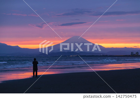 湘南久沼海灘:富士山與落日餘暉 湘南久沼海灘:富士山與落日餘暉 142750475