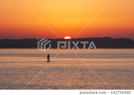 People doing stand-up paddleboarding (SUP) at sunrise in Shonan Chigasaki People doing stand-up paddleboarding (SUP) at sunrise in Shonan Chigasaki 142750480