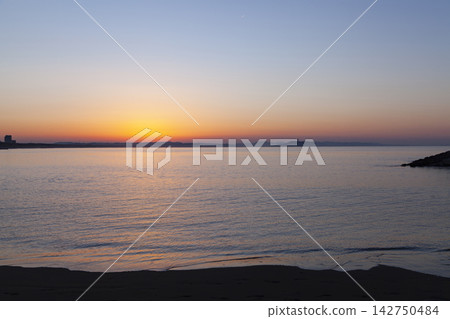 湘南茅崎市黎明前的天空和江之島。 湘南茅崎市黎明前的天空和江之島。 142750484