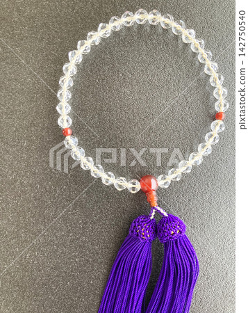 Attending funerals and memorial services; Buddhist etiquette; purple tassel prayer beads for Buddhist ceremonies; funeral etiquette; how to choose prayer beads; preparations for memorial services; weddings, funerals, and other formal occasions. Attending funerals and memorial services; Buddhist etiquette; purple tassel prayer beads for Buddhist ceremonies; funeral etiquette; how to choose prayer beads; preparations for memorial services; weddings, funerals, and other formal occasions. 142750540