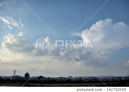 小鎮郊外,暮色籠罩,雲霧繚繞。 小鎮郊外,暮色籠罩,雲霧繚繞。 142750589