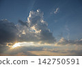 Sunlight shining through the gaps in the clouds 142750591