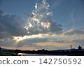 The sun shines through the clouds, and cumulonimbus clouds approach. 142750592