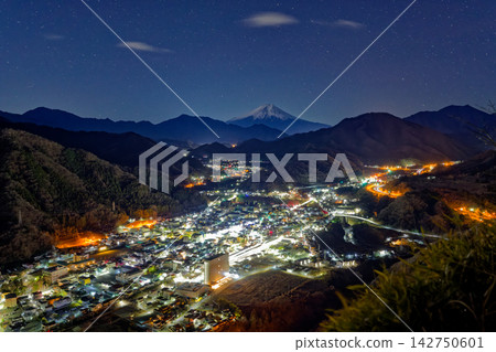 Night view of Otsuki city and Mount Fuji as seen from Iwadono Mountain Night view of Otsuki city and Mount Fuji as seen from Iwadono Mountain 142750601