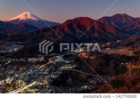 Mount Fuji and the city of Otsuki at dawn, as seen from Mount Iwadono. Mount Fuji and the city of Otsuki at dawn, as seen from Mount Iwadono. 142750888