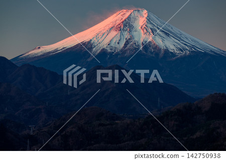 從岩殿山眺望日出的富士山 從岩殿山眺望日出的富士山 142750938