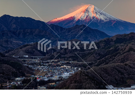 從岩殿山眺望日出的富士山 142750939