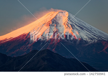 從岩殿山眺望日出的富士山 從岩殿山眺望日出的富士山 142750941