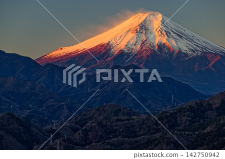 從岩殿山眺望日出的富士山 從岩殿山眺望日出的富士山 142750942