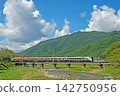 The new Hida limited express train speeds through the Hida region, where summer clouds are gathering. 142750956
