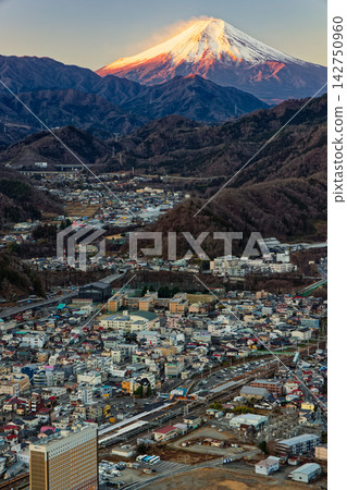 從岩殿山眺望日出時的富士山和大槻市 從岩殿山眺望日出時的富士山和大槻市 142750960