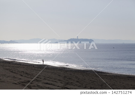 湘南茅崎:清晨的海景,江之島,以及漁夫的剪影。 湘南茅崎:清晨的海景,江之島,以及漁夫的剪影。 142751274