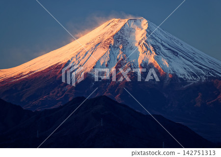 從岩殿山眺望日出的富士山 從岩殿山眺望日出的富士山 142751313