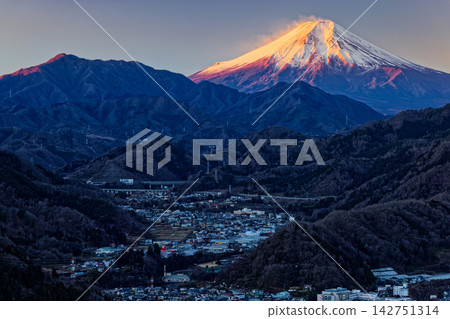 從岩殿山上看到的日出富士山和石叉山。 從岩殿山上看到的日出富士山和石叉山。 142751314