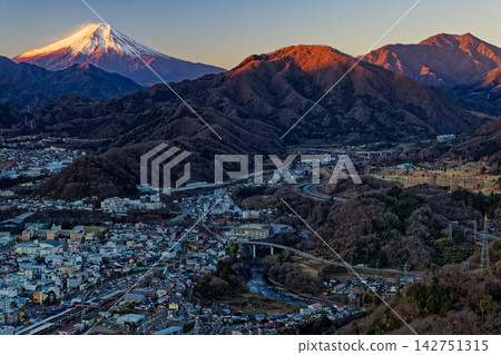 從岩殿山眺望日出時的富士山與高川山/三峠山 從岩殿山眺望日出時的富士山與高川山/三峠山 142751315