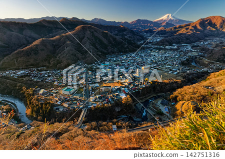 從岩殿山眺望大月市和富士山的晨景 從岩殿山眺望大月市和富士山的晨景 142751316