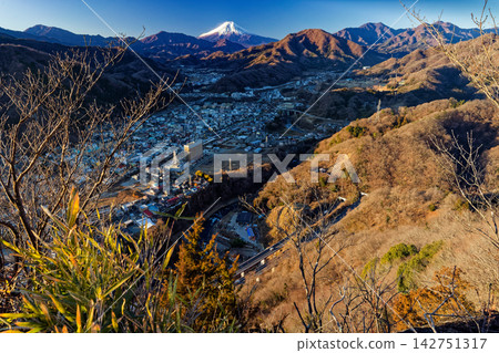 清晨從岩殿山眺望大槻市和富士山。 清晨從岩殿山眺望大槻市和富士山。 142751317