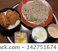 蕎麥麵和炸豬排蓋飯，配上讓人垂涎欲滴的醬汁，現在就想吃！ 142751674