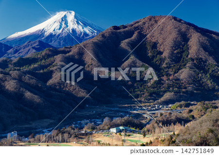 Mount Takagawa and Mount Fuji as seen from the Iwadono mountain ridge near Mount Tenjin in winter. Mount Takagawa and Mount Fuji as seen from the Iwadono mountain ridge near Mount Tenjin in winter. 142751849
