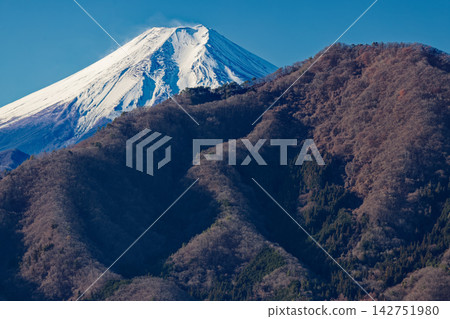 Mount Takagawa and Mount Fuji as seen from the winter ridge of Mount Iwadono near Chigootoshi. Mount Takagawa and Mount Fuji as seen from the winter ridge of Mount Iwadono near Chigootoshi. 142751980