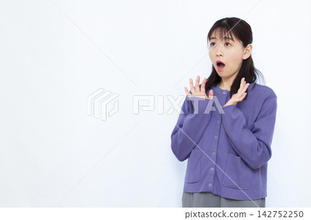 Surprised and amazed woman Surprised and amazed woman 142752250