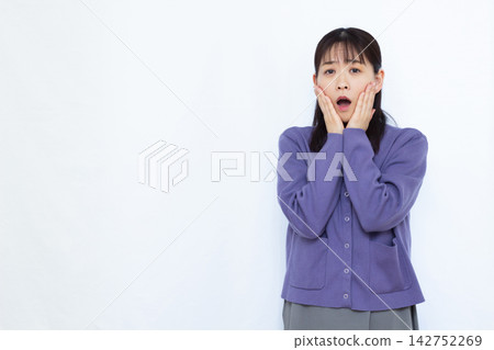 Surprised and amazed woman Surprised and amazed woman 142752269