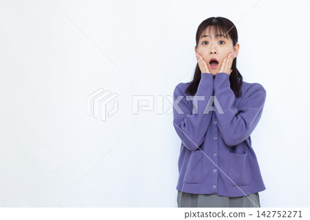 Surprised and amazed woman Surprised and amazed woman 142752271