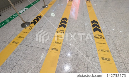 Guide signs for the SmartPass-only lanes lined up on the floor at Incheon Airport 142752373